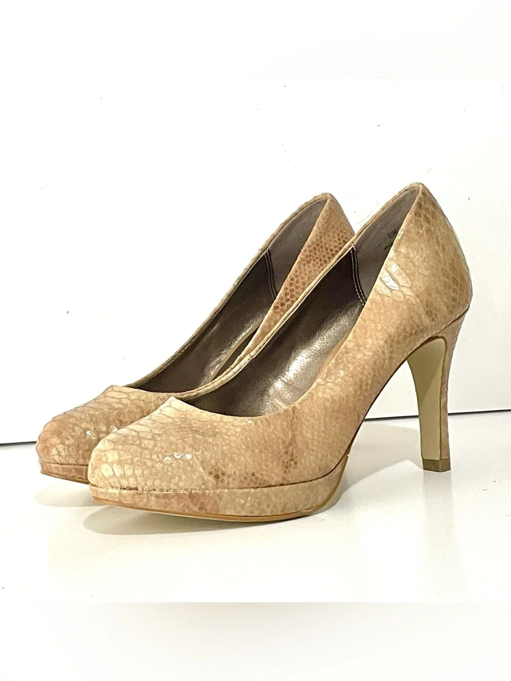Moda beige leather snakeskin-embossed platform pumps size 6.5